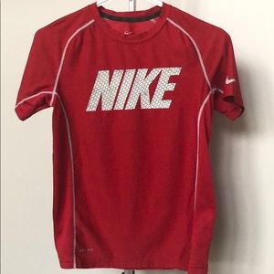 Nike Boys Dri Fit T Shirt Size Medium in Red